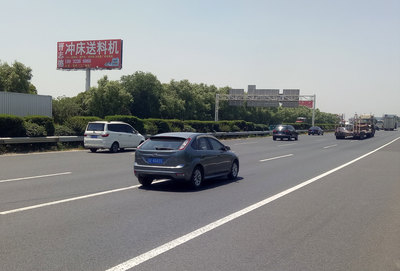 晉志德沖床送料機廠高炮廣告投入使用，公路沿線品牌影響力再升級